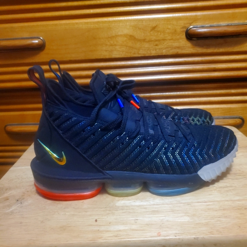 Nike Leborn 16 I Promise